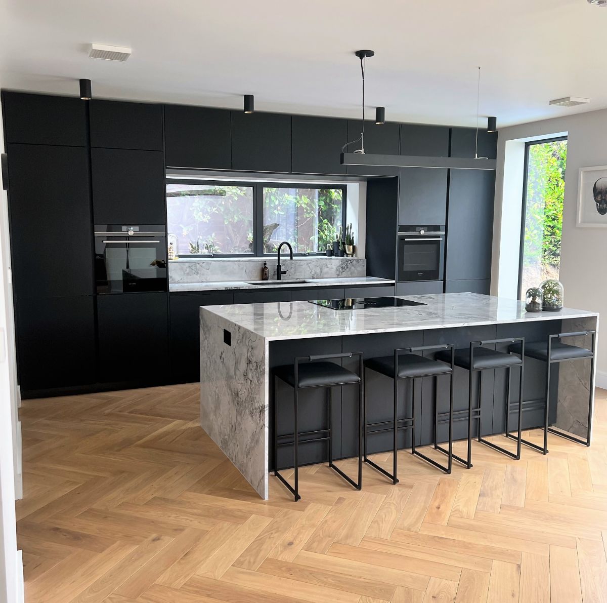 Explore Amanda and Richard's Buckinghamshire kitchen transformation. Witness the perfect fusion of style and functionality.