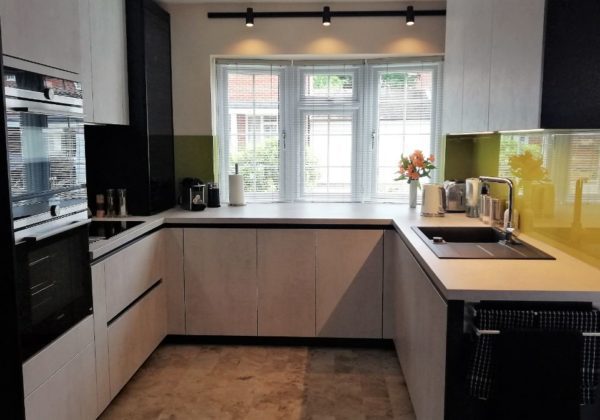 Witness Linda and Gary's kitchen transformation. Explore their unique design and personalised space.